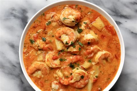  Moqueca de Camarão: A Vibrant Symphony of Seafood Spices and Creamy Coconut Milk Delights!