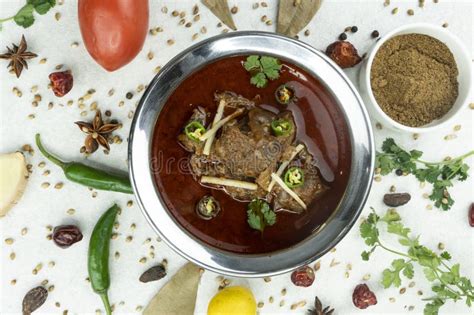  Nihari! A Spicy Symphony of Slow-Cooked Tenderness and Aromatic Depth From the Streets of Sialkot